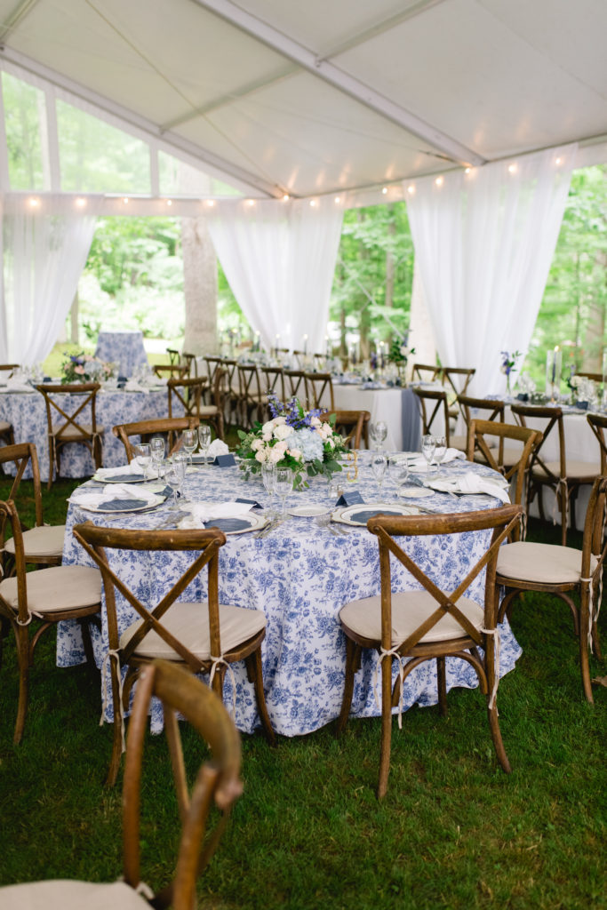 Blue and white wedding elegant in a tent 